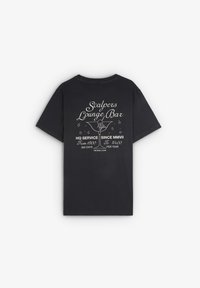 Camiseta de algodón negra con texto gráfico blanco e ilustraciones en la parte trasera, incluyendo "Scalpers Lounge Bar" y un diseño de cóctel.