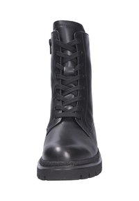 Bottine noire en cuir avec lacets et fermeture éclair sur le côté. Présente une semelle en caoutchouc robuste avec un motif texturé et une finition lisse.