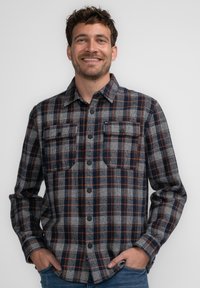 Gezellige ruitjesflannel overhemd in marineblauw, grijs en oranje. Beschikt over twee borstzakken, knoopsluiting en lange mouwen. Zachte textuur en relaxte pasvorm.