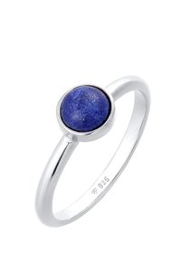 Prstan iz sterling srebra z okroglim, temno modrim lapis lazuli kamnom, nastavljen v gladek bezel s sijočim trakom in vidnim 925 imenikom.