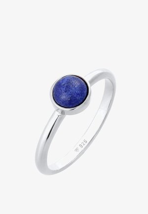 Pierścionek ze srebra sterlingowego z okrągłym, ciemnoniebieskim kamieniem lapis lazuli, osadzony w gładkiej obrączce z polerowanym paskiem i widocznym znakiem 925.