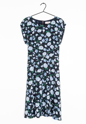 Robe midi marine avec des manches courtes, imprimé floral bleu et blanc, décolleté rond et fermeture éclair au dos, suspendue sur un cintre noir.