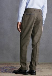 Next TAILORED FIT SIGNATURE TG DI TRIM TEXTURE - REGULAR FIT - Anzughose - brown