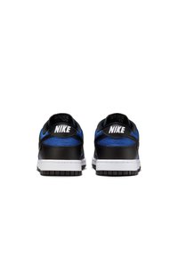Sneakers Nike con corpo in pelle nera, dettagli in rete blu e logo bianco. Presentano una suola testurizzata e colletto imbottito.