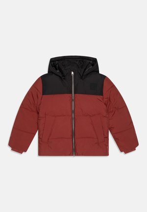 Rote und schwarze Kapuzen-Puffermantel mit einem Reißverschluss vorne, zwei vorderen Taschen und einem quadratischen Logo auf der oberen linken Seite. Gestepptes Muster auf der gesamten Oberfläche.