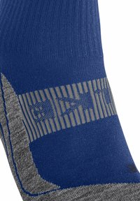 Blå och grå strumpa med ribbat material, randigt mönster med grå detaljer och texturerad finish nära mudd.