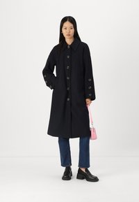 YAS YASQUARTZ BUTTON COAT - Klasický kabát - black