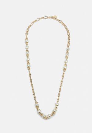 Collier chaîne en or avec des perles blanches espacées uniformément reliées par des connecteurs rectangulaires en or sur fond blanc.