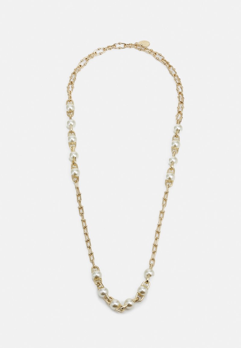 Collier chaîne en or avec des perles blanches espacées uniformément reliées par des connecteurs rectangulaires en or sur fond blanc.