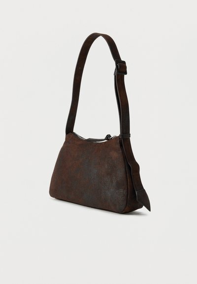 Σκούρο καφέ δερμάτινη τσάντα ώμου με υφή, ρυθμιζόμενο λουρί και φερμουάρ στο πάνω μέρος, σε απλό ανοιχτόφωτο φόντο.