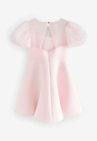 Abito rosa con maniche a sbuffo, corsetto aderente e gonna svasata. Schiena trasparente con motivo floreale, chiusura con zip e dettaglio a bottone a forma di cuore.