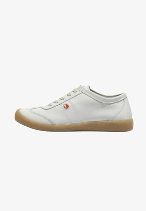 Zapatilla blanca de cuero de corte bajo con suela beige, cordones beige y pequeño logo redondo naranja en el lateral.