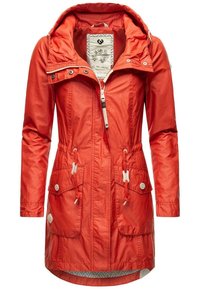 Chaqueta impermeable roja con capucha ajustable, dos bolsillos frontales, cintura con cordón y cierre con cremallera. Tejido texturizado con acabado suave.