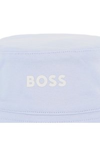 Ανοιχτό μπλε καπέλο τύπου κουβά από ύφασμα με λεία υφή. Διακοσμημένο με λευκό λογότυπο "BOSS" στο μπροστινό μέρος, με τακτοποιημένα ραφές κατά μήκος των άκρων.