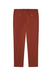 Roestkleurige broek van gladde stof. Heeft een rechte snit, twee achterkantzakken met knopen en geen zichtbare patronen of accenten.