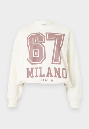 Valge pika varrukaga dressipluus, mille ees on suur lavendli värvi "67", allpool on paksus suure tähega kiri "MILANO" ja "ITALIA".