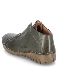 Scarpa in pelle verde con punta arrotondata, superficie testurizzata, cuciture a contrasto e suola in gomma. Presenta un profilo basso e una fodera morbida.