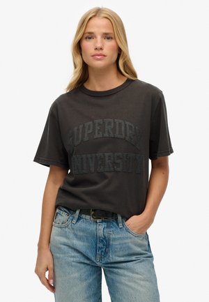 Koolgrijze katoenen T-shirt met korte mouwen, met een opvallende "SUPERDRY UNIVERSITY" graphic in donkere letters op de borst.