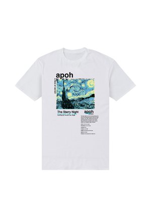 Hvid t-shirt med "Stjernenat" kunstværket af Van Gogh i blå og gul, med sort tekst, inklusive mærke- og kunstværksdetaljer.