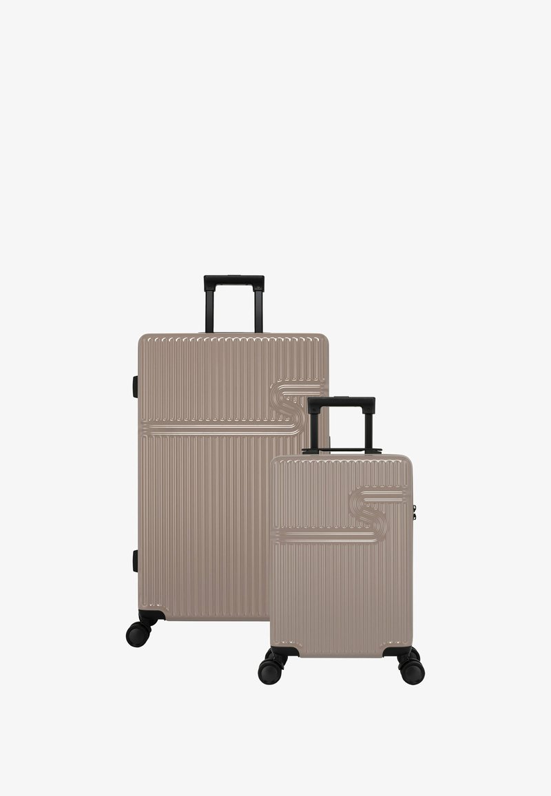 Set van twee koffers in lichtbeige, met een geribbeld ontwerp, uitschuifbare handvatten en vier zwarte wielen voor mobiliteit.