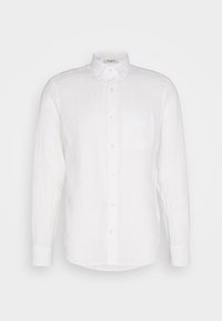 Chemise blanche à manches longues avec poche poitrine et col boutonné sur fond uni.