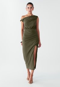 Olijfgroene off-shoulder jurk met gestructureerde stof, getailleerde taille en zijsplit, met een slank, nauwsluitend ontwerp.