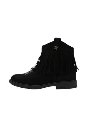 Bota negra de tobillo con flecos alrededor del caña, una pequeña decoración metálica en forma de estrella y un tacón bajo y plano.