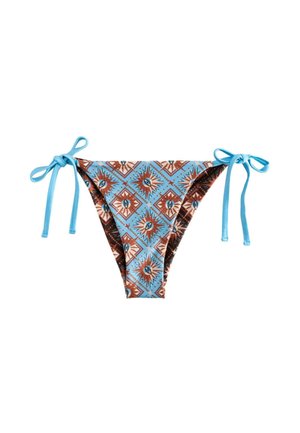 Blaue und braune Bikinihose mit Muster und Seitentüllen, mit geometrischen Sonnenstrahl- und Augenmotiven auf weißem Hintergrund.