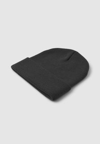 Czarna dzianinowa czapka beanie o miękkiej teksturze, z podwiniętym mankietem i zaokrąglonym czubkiem. Prosty, minimalistyczny design bez zdobień.