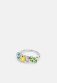 Anello in argento con quattro gemme multicolori: azzurro chiaro, giallo, rosa e verde, in una configurazione di taglio misto. Banda liscia.