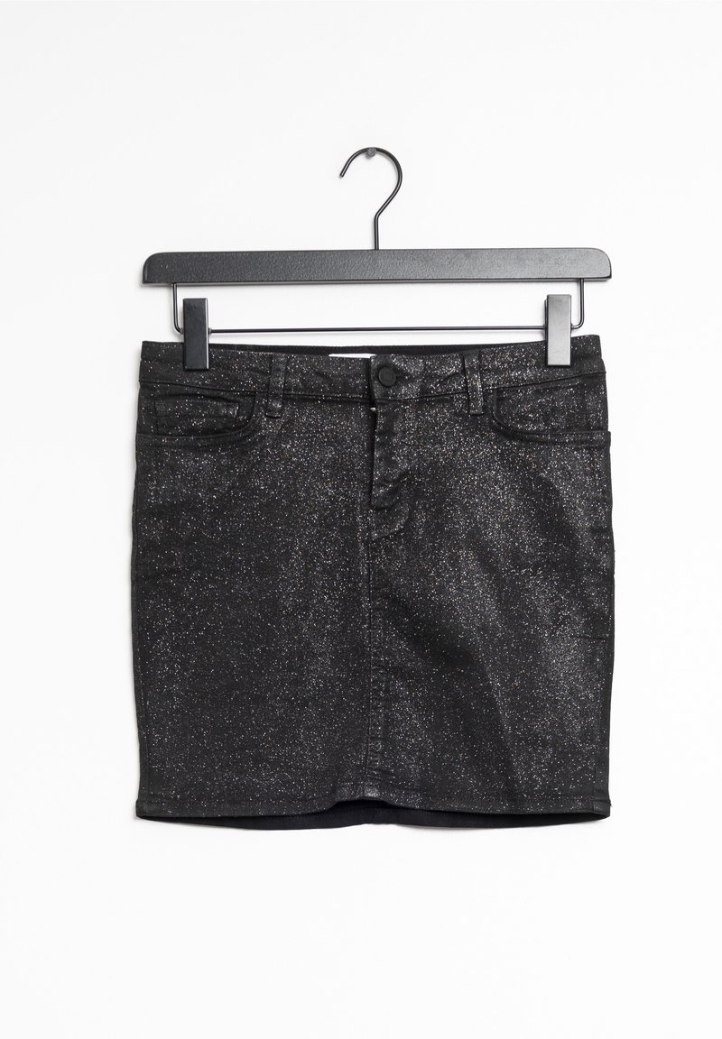 Mini-jupe en denim noir scintillant avec boutons à l'avant et design à cinq poches, suspendue sur un cintre noir sur fond blanc.