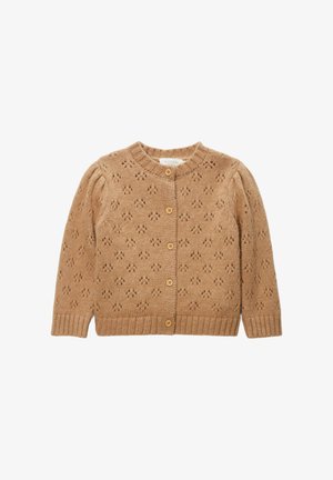 Cardigan pour enfants en tricot marron clair avec un petit motif en œillets, col rond, bords côtelés aux manches et à l'ourlet, et cinq boutons sur le devant.