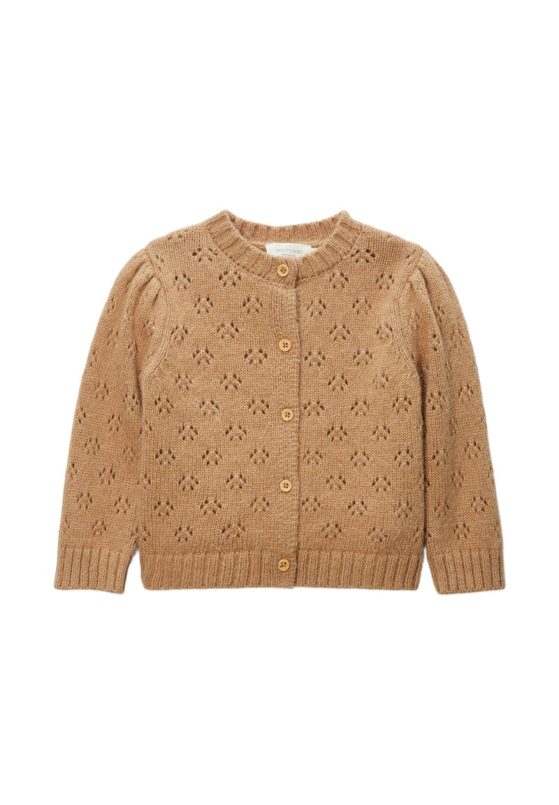Cardigan pour enfants en tricot marron clair avec un petit motif en œillets, col rond, bords côtelés aux manches et à l'ourlet, et cinq boutons sur le devant.
