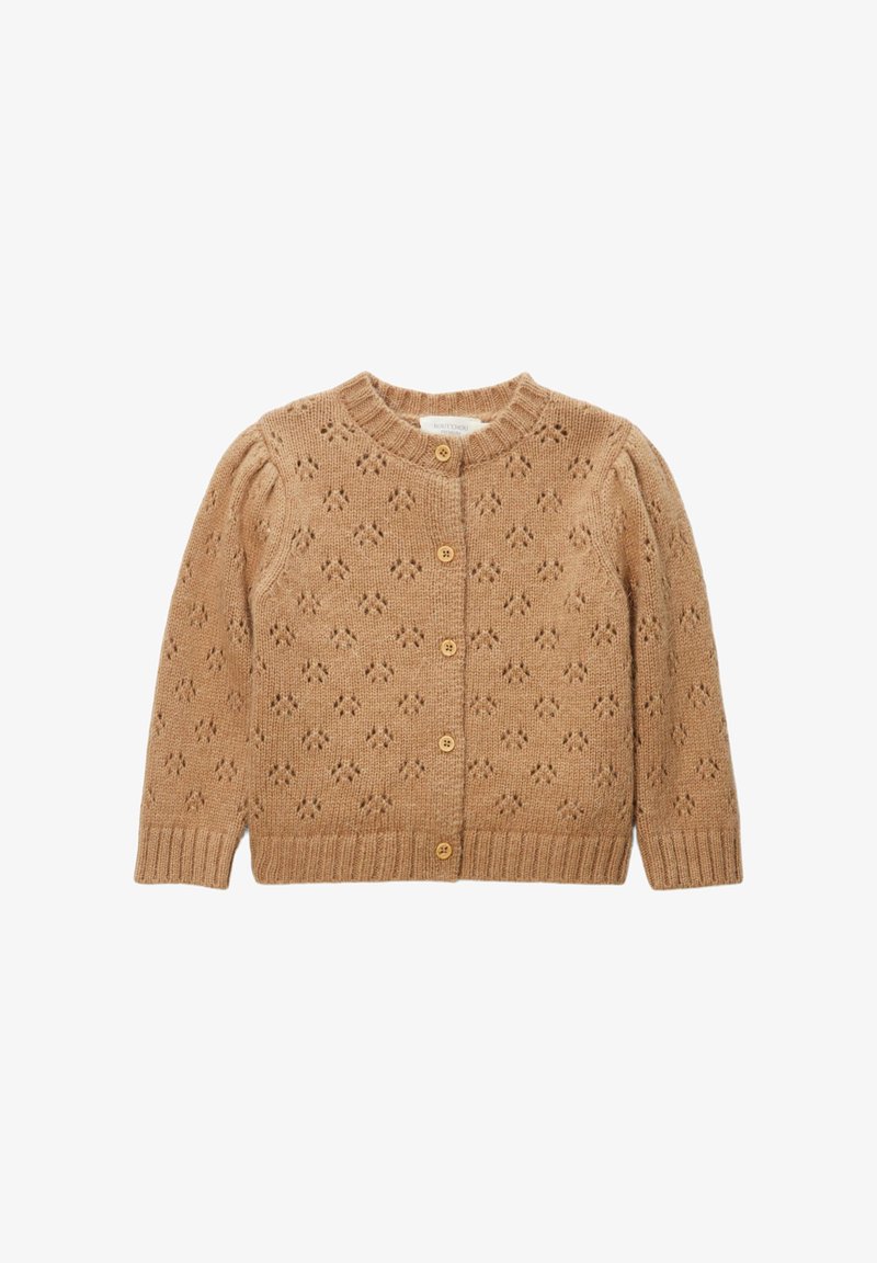 Cardigan pour enfants en tricot marron clair avec un petit motif en œillets, col rond, bords côtelés aux manches et à l'ourlet, et cinq boutons sur le devant.