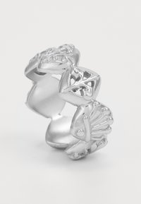 Anel de prata com elos decorativos alternando entre formas de borboleta e concha marinha, sobre um fundo branco liso.