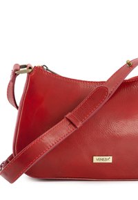 Rote Lederhandtasche mit glatter Textur, dreieckiger Form, verstellbarem Tragegurt und goldfarbenem "VENEZIA"-Logoakzent auf der Vorderseite.