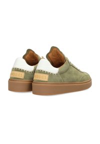 Groene suède sneakers met witte accenten, voorzien van een contrasterende tan rubberen zool, gestikte details en merkgebonden tan leren patches op de hak.