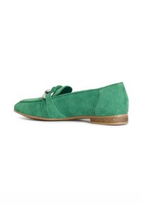 Scarpe flat verdi in suede con punta rotonda, dettaglio decorativo a nodo sulla parte anteriore e tacco basso e testurizzato color tan.