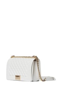 Quilted weiße Leder Schultertasche mit einer goldenen Kettenriemen und rechteckiger Form. Verfügt über einen metallischen Verschluss und strukturierte Akzente.