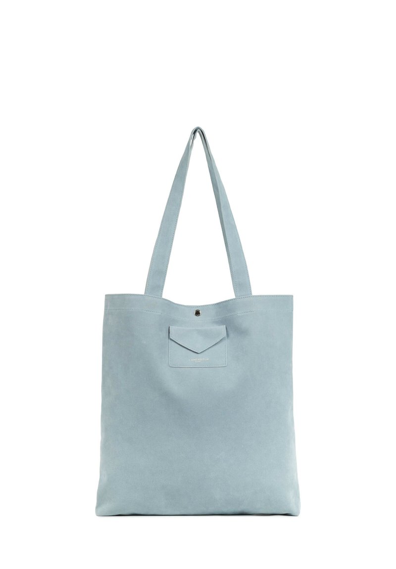 Borsa tote azzurro chiaro realizzata in materiale morbido, con due lunghe cinghie, una tasca frontale con patta e sottili dettagli dorati.