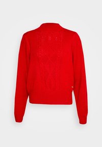 Czerwony sweter z dzianiny z wysokim kołnierzem, ozdobiony teksturowanym wzorem diamentu na plecach oraz ściągaczami na rękawach i w pasie.