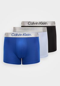 Tri parovi Calvin Klein bokserica u plavoj, bijeloj i crnoj boji s srebrnim elastičnim pojasom i brendiranim logotipima.