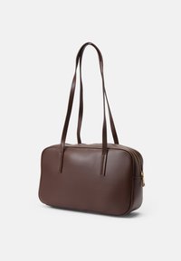 Brun lær tote bag med rektangulær form, glidelås-lukking, to lange håndtak og glatt tekstur. Har minimalistisk design og gullhardware.