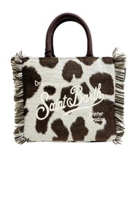 Struktureret håndtaske med brun og beige ko-print, frynse detaljer og hvid broderet tekst der står "Drømmer om Saint Barth Vinterparadis."