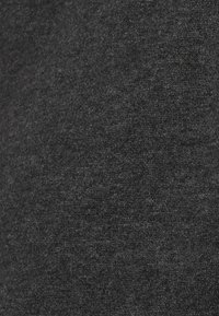 Tejido de color gris carbón con una textura suave y un patrón de punto uniforme, adecuado para aplicaciones de ropa o tapicería.