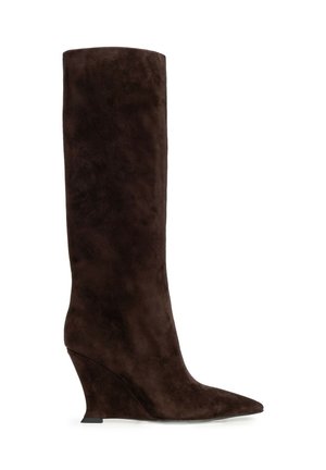 Botte haute jusqu'au genou en daim brun foncé avec bout pointu et talon compensé incliné, présentée sur fond blanc.