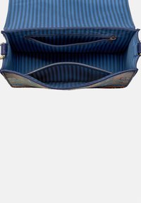 Blaue Handtasche mit gestreiftem Innenfutter, ausgestattet mit einer Reißverschluss-Tasche und einem Trennfach, aus strukturiertem Material gefertigt.