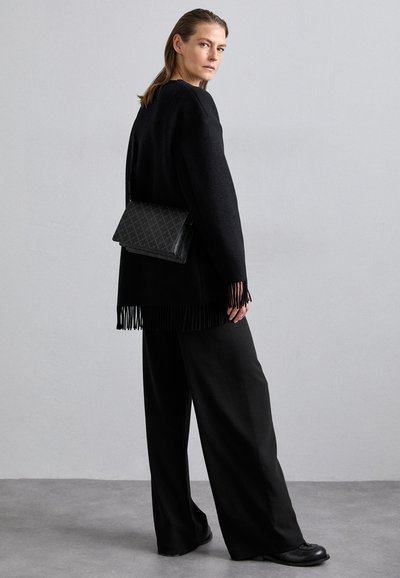 By Malene Birger LOENNA - Soma ar siksnu pāri ķermenim - charcoal