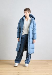 Marc O'Polo PUFFER COAT WITH HOOD SIDE SLITS WITH ZIPPER WELT POCKETS BACKPACK BELTS - Dūnu mētelis - hazy blue