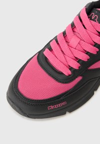 Svart og rosa atletisk sneakers med teksturert mesh-overdel, rund tå og flat svart såle; har rosa snøringer og Kappa-logo detaljer.
